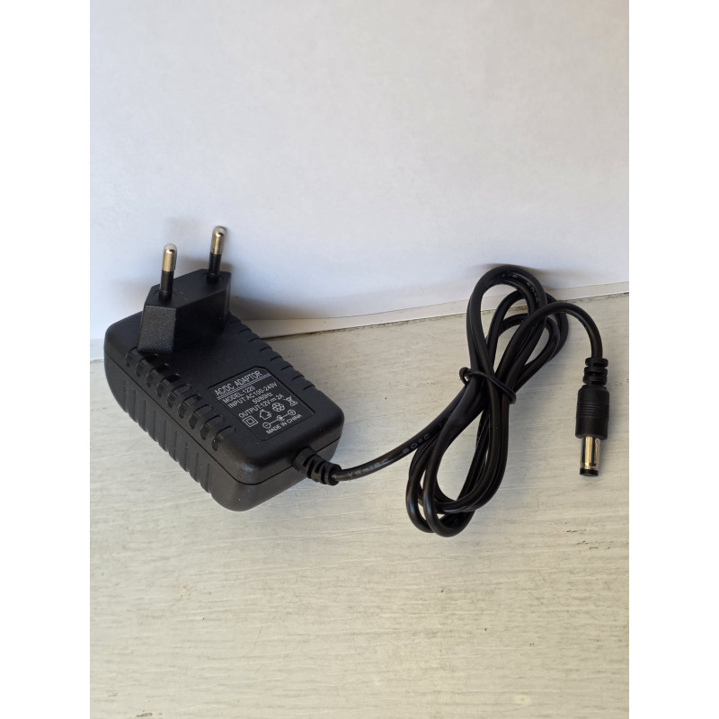 Універсальний адаптер AC/DC 12V 2A для електронних пристроїв