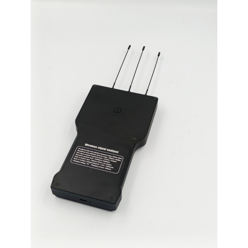 Детектор жучків ATB-JC01 визначає джерела Wi-Fi, Bluetooth і TAG-сигналів, аналізує їх потужність, частоту і MAC-адреси.