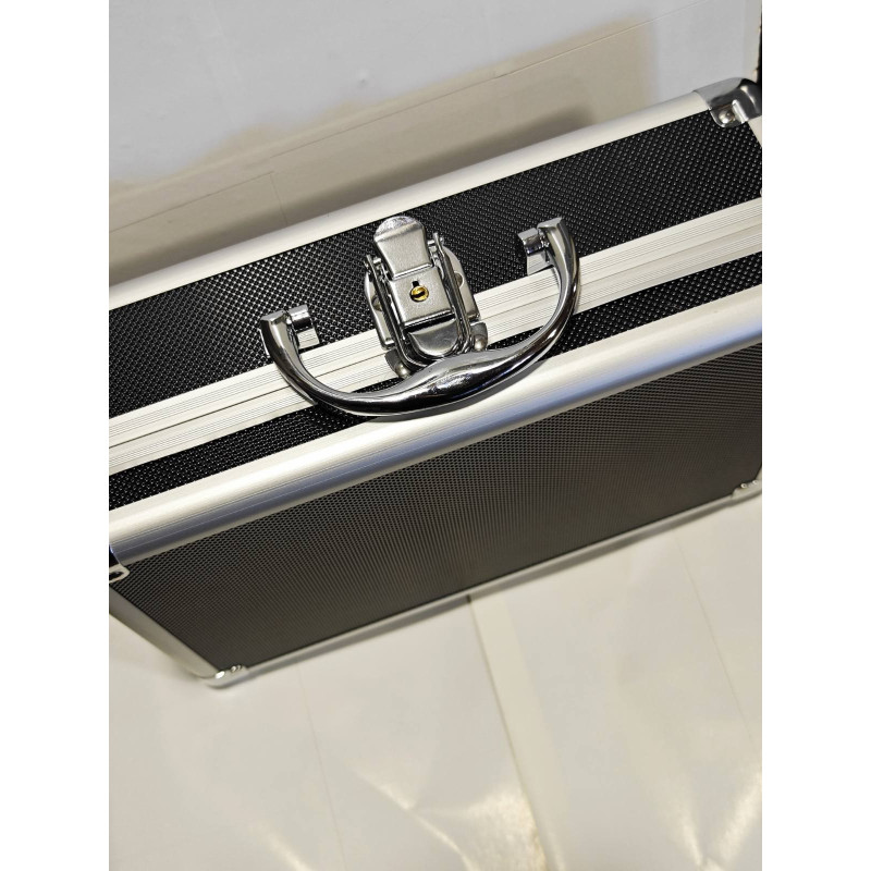 Металопластиковий кейс для обладнання з ключем та поролоновим наповнювачем розміром 30×20×10 см